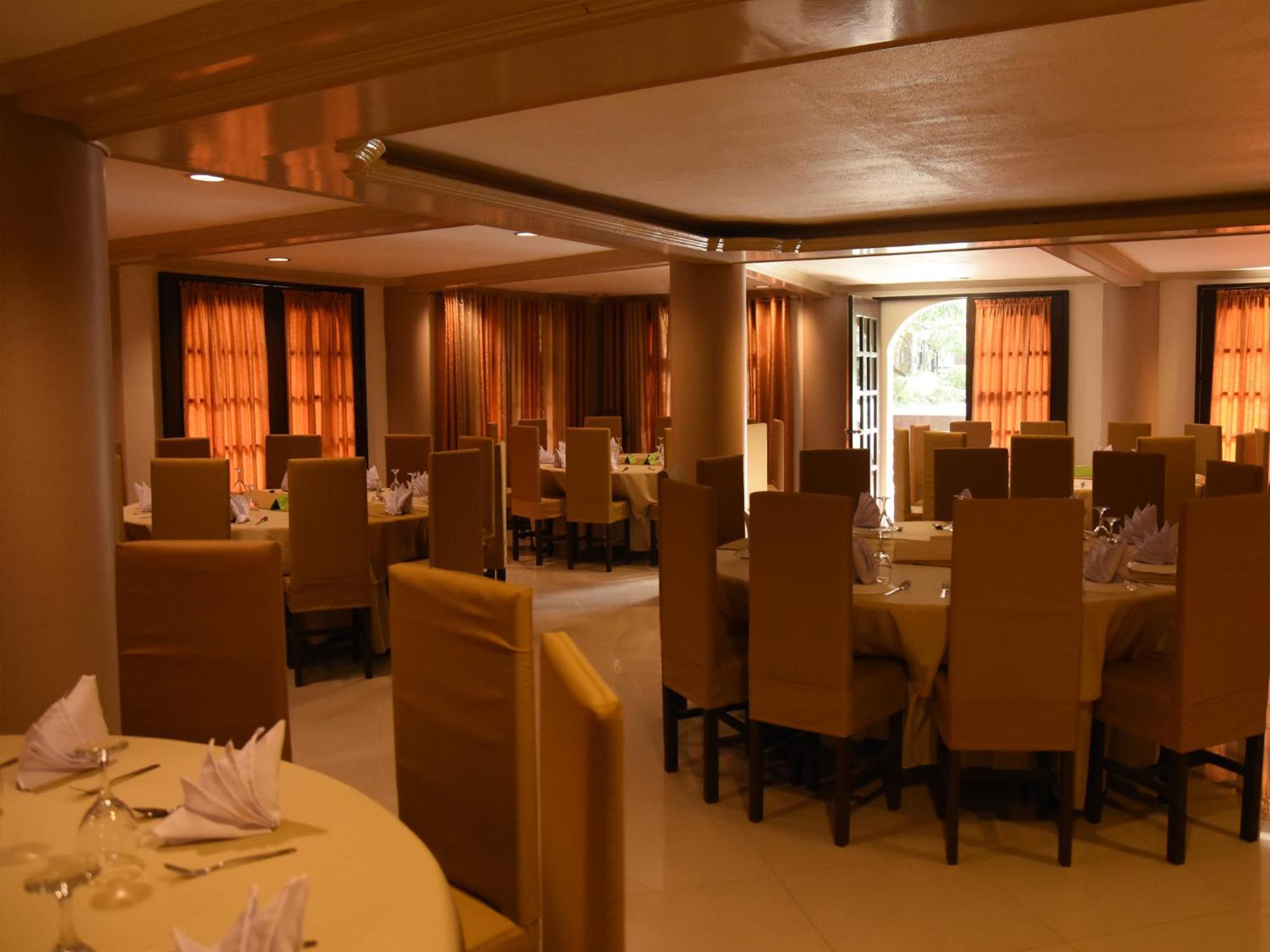 Villa Esmeralda Bryan'S Resort Hotel And Restaurant Palayan City Eksteriør bilde